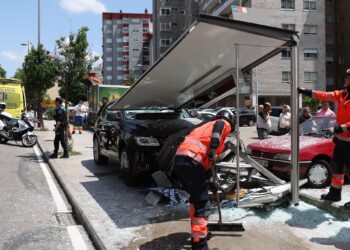 Atropello múltiple en Vigo al empotrarse un coche contra una marquesina