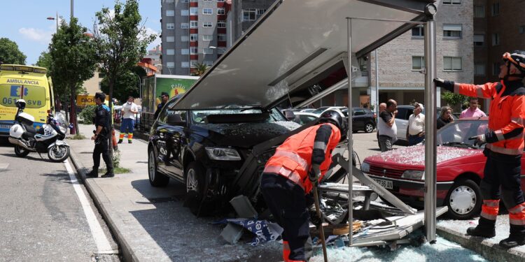 Atropello múltiple en Vigo al empotrarse un coche contra una marquesina