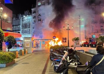 La Policía Nacional busca pistas en grabaciones de cámaras y en los restos del bus incendiado en Vigo