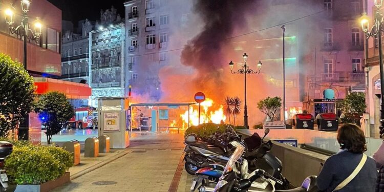 La Policía Nacional busca pistas en grabaciones de cámaras y en los restos del bus incendiado en Vigo