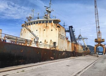 Piden inspeccionar un buque atracado en Chapela para verificar las condiciones de seguridad a bordo