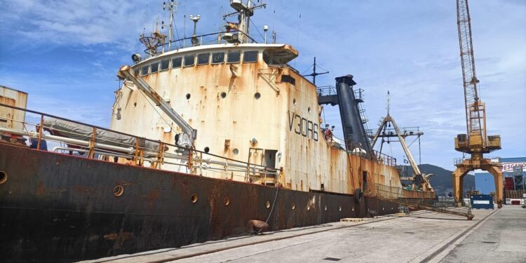 Piden inspeccionar un buque atracado en Chapela para verificar las condiciones de seguridad a bordo