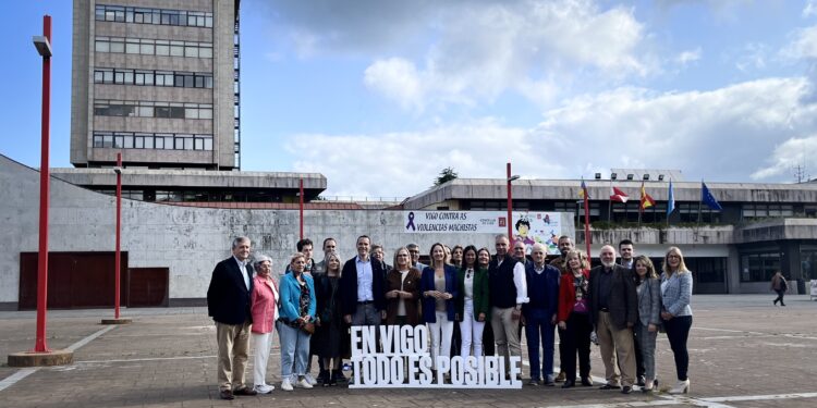 Tapias arranca la campaña en Praza do Rei y plantea a los votantes elegir entre continuismo y renovación