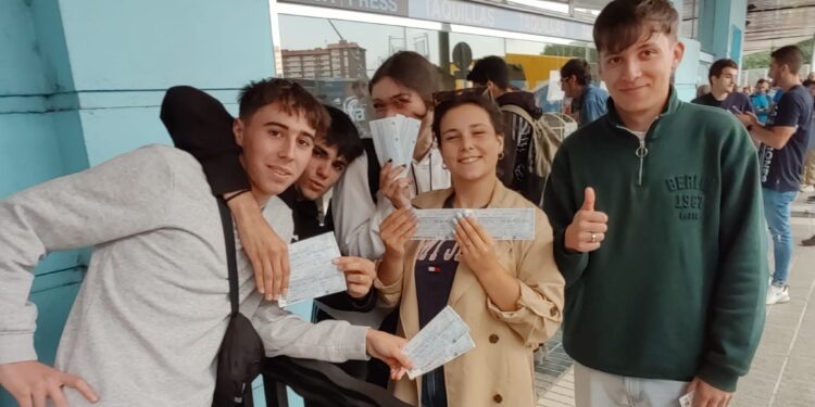 Larga cola en el estadio de Balaídos para adquirir entradas para el Celta-Barcelona