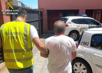 Detenido en Cangas un hombre que se dedicaba a pinchar ruedas de coches de alta gama
