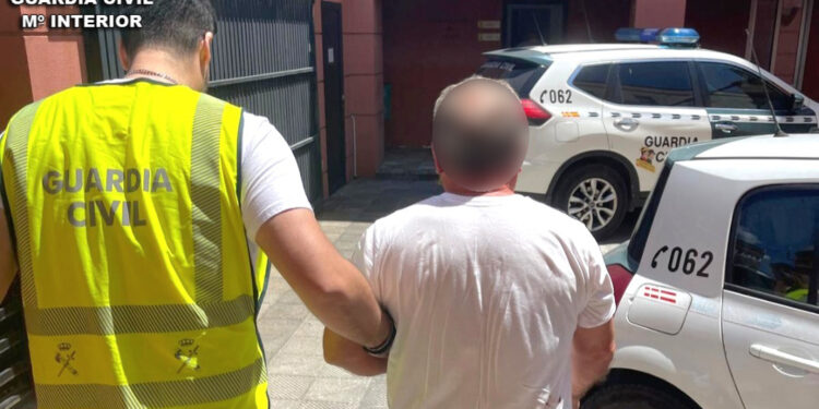 Detenido en Cangas un hombre que se dedicaba a pinchar ruedas de coches de alta gama