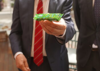 Binter celebra 5 años de vuelos entre Vigo y Canarias con un dulce especial y un curso para volar sin miedo
