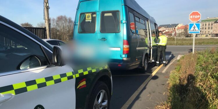 Campaña especial de la DGT para vigilar el transporte escolar en las carreteras gallegas