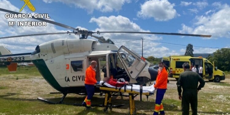 Un helicóptero halla semiinconsciente en un monte de A Cañiza a un desaparecido que trasladaron al Cunqueiro