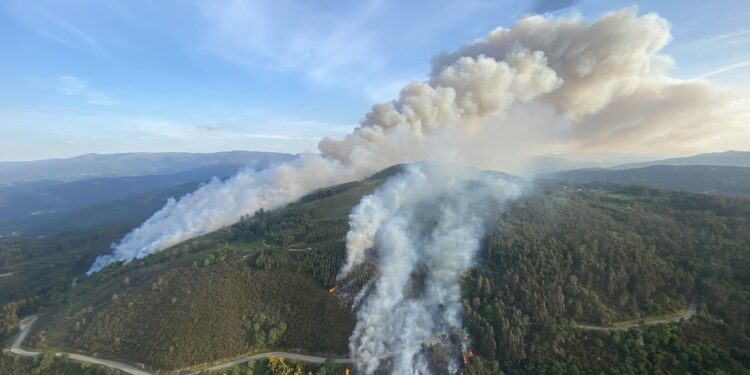 Controlado el incendio de Crecente, que afecta a unas 100 hectáreas y tuvo tres focos diferentes