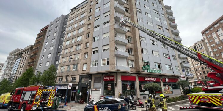 Varias personas intoxicadas por humo debido a un incendio en un edificio de la Travesía de Vigo