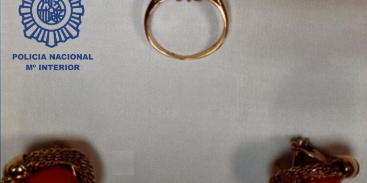 Detenido un trabajador de una residencia de mayores de Vigo por robar joyas a una usuaria