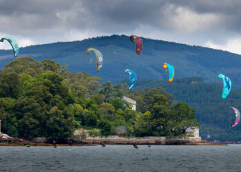 La ría de Vigo se vuelve a llenar de cometas con el Campeonato Gallego de Kitesurf