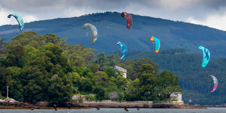 La ría de Vigo se vuelve a llenar de cometas con el Campeonato Gallego de Kitesurf