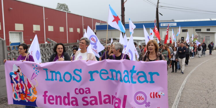 Protesta das empregadas de Copo Galicia en Mos por cobrar 6.000 euros menos ao ano que os homes