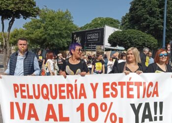 Decenas de profesionales de peluquerías y salones de estética de Vigo piden reducir el IVA del sector