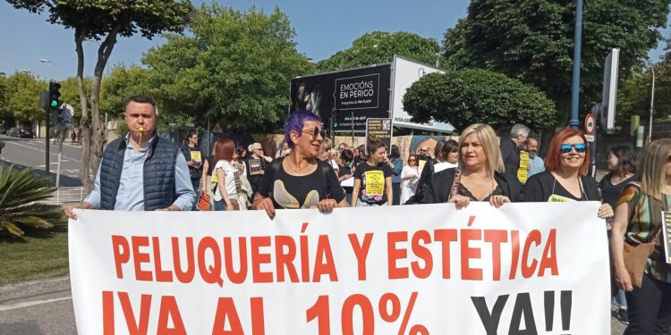 Decenas de profesionales de peluquerías y salones de estética de Vigo piden reducir el IVA del sector