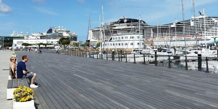 El puerto de Vigo recibe 10.000 personas gracias a una doble escala de cruceros