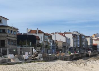 Caballero mantiene la apertura del paseo de Bouzas, que espera por materiales, para la Brincadeira