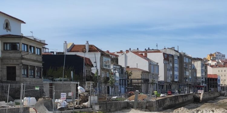 Caballero mantiene la apertura del paseo de Bouzas, que espera por materiales, para la Brincadeira