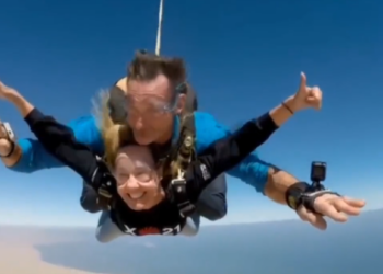 Tapias escenifica su actitud ante la campaña con un salto en paracaídas: “A por todas”