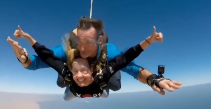 Tapias escenifica su actitud ante la campaña con un salto en paracaídas: “A por todas”