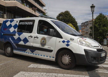 Denunciado un conductor en Vigo tras empotrarse contra una farola y dar positivo en alcohol