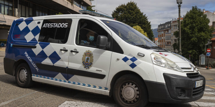 Denunciado un conductor en Vigo tras empotrarse contra una farola y dar positivo en alcohol
