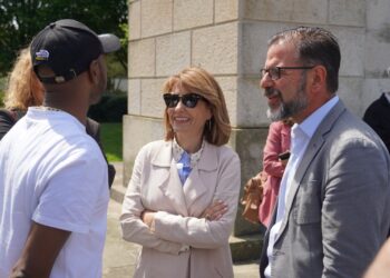 La ministra de Transportes fija para “octubre o noviembre” la llegada de los trenes Avril a Galicia