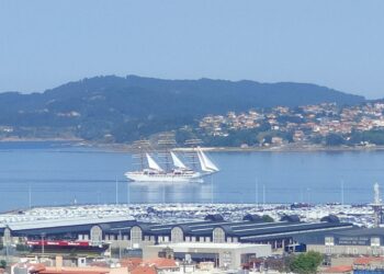 El ‘Sea Cloud Spirit’ corona una doble escala de cruceros en el puerto de Vigo