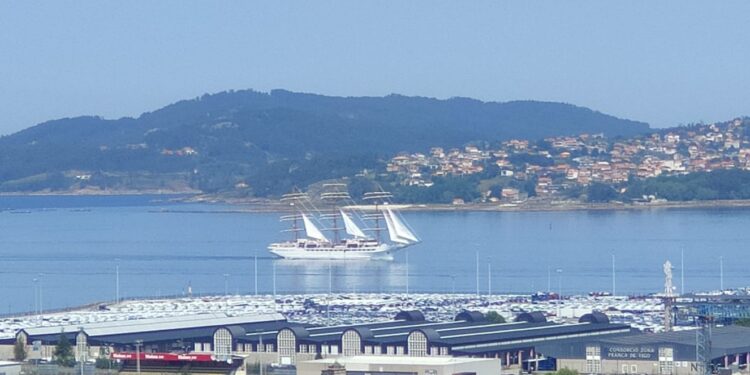 El ‘Sea Cloud Spirit’ corona una doble escala de cruceros en el puerto de Vigo