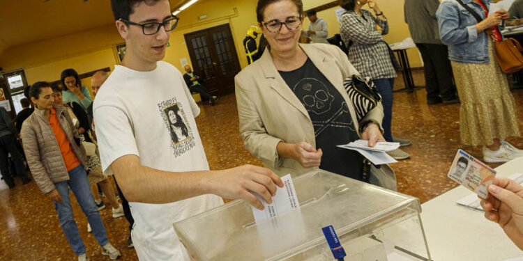 La participación en las elecciones municipales baja 1,15 puntos en Vigo a las 18.00 horas