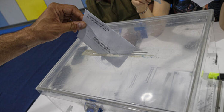 La encuesta de la TVG pronostica 19 o 20 concejales para Caballero, 5 para el PP y 2 o 3 para el BNG