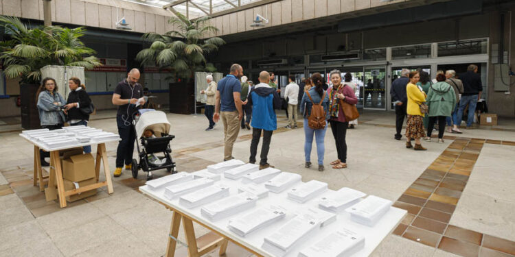 La participación en las elecciones municipales baja 1,15 puntos en Vigo a las 18.00 horas