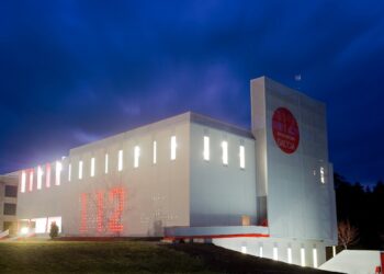 Herido de gravedad un obrero que se cayó de un tejado en Ponteareas