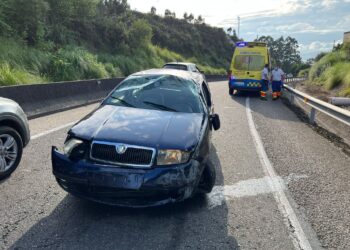 Tráfico lento en Puxeiros por una salida de vía