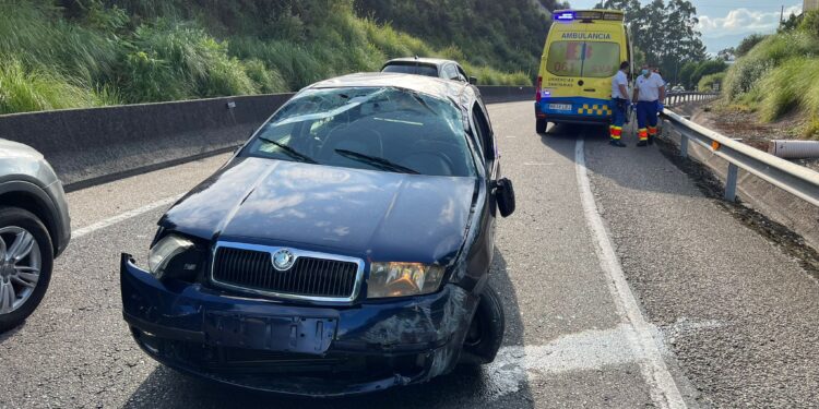 Tráfico lento en Puxeiros por una salida de vía