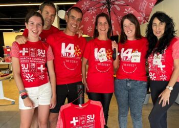 Cientos de personas caminan de Vigo a Pontevedra con Frangil y contra la leucemia