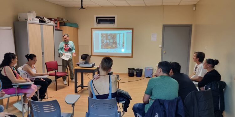 Los usuarios de Érguete crean en Vigo una marca de bolsos junto a La Canalla