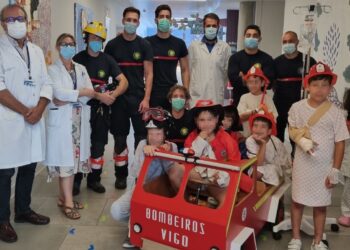 Los bomberos de Vigo se cuelan por las ventanas del Cunqueiro para visitar a los niños ingresados
