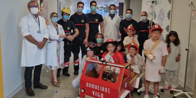 Los bomberos de Vigo se cuelan por las ventanas del Cunqueiro para visitar a los niños ingresados