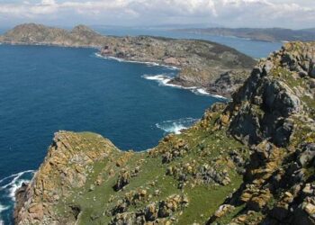 El BNG acusa al Gobierno de Abel Caballero de «consentir un atentado urbanístico» en Cíes