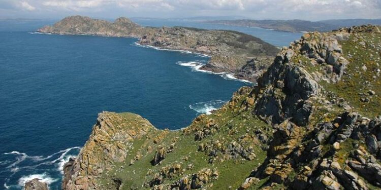 El BNG acusa al Gobierno de Abel Caballero de «consentir un atentado urbanístico» en Cíes