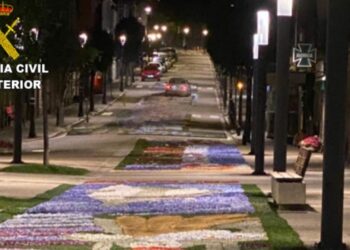 Investigan a un joven vigués que destrozó con su vehículo las alfombras florales de Gondomar