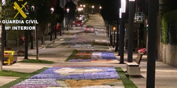 Investigan a un joven vigués que destrozó con su vehículo las alfombras florales de Gondomar
