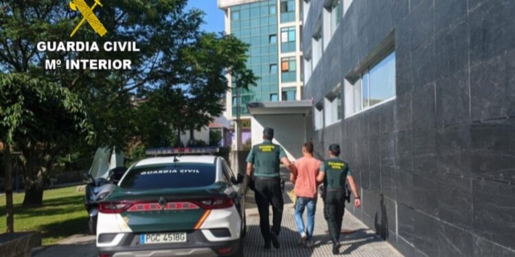 La Guardia Civil detiene a un vecino de Cangas por el atraco a un supermercado de la localidad
