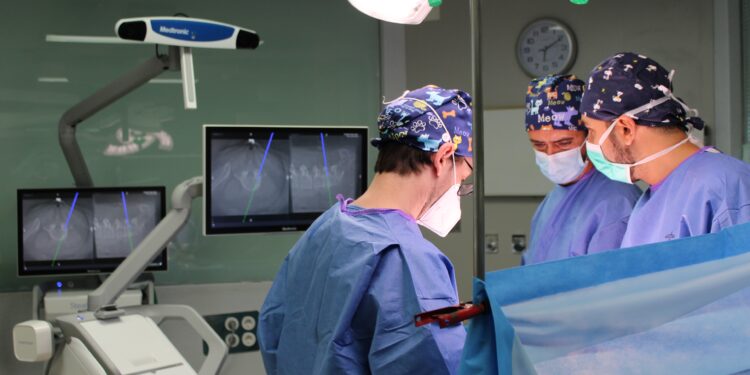 Vithas Vigo mejora la precisión de sus cirugías mínimamente invasivas de columna vertebral con neuronavegación 3D