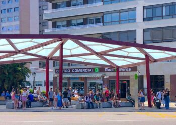 Esperando el bus de la playa
