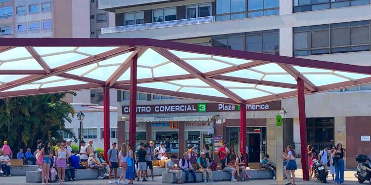 Esperando el bus de la playa