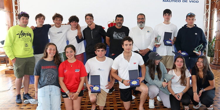 Jorge Villanueva, del Monte Real, y Javier Rasilla, del Náutico de Vigo, campeones gallegos de Snipe en la categoría juvenil